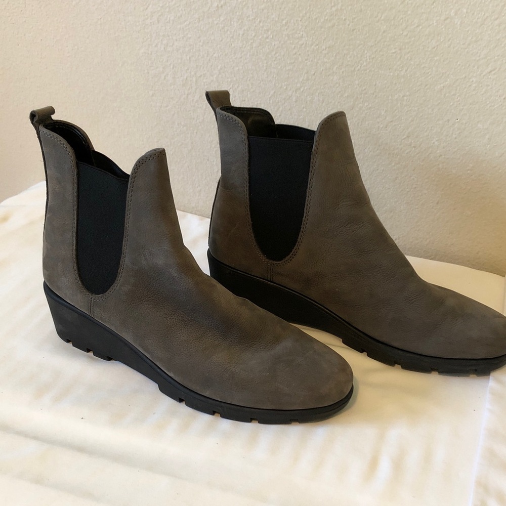 FLEXX grey suede Chelsea boot. Size 9.